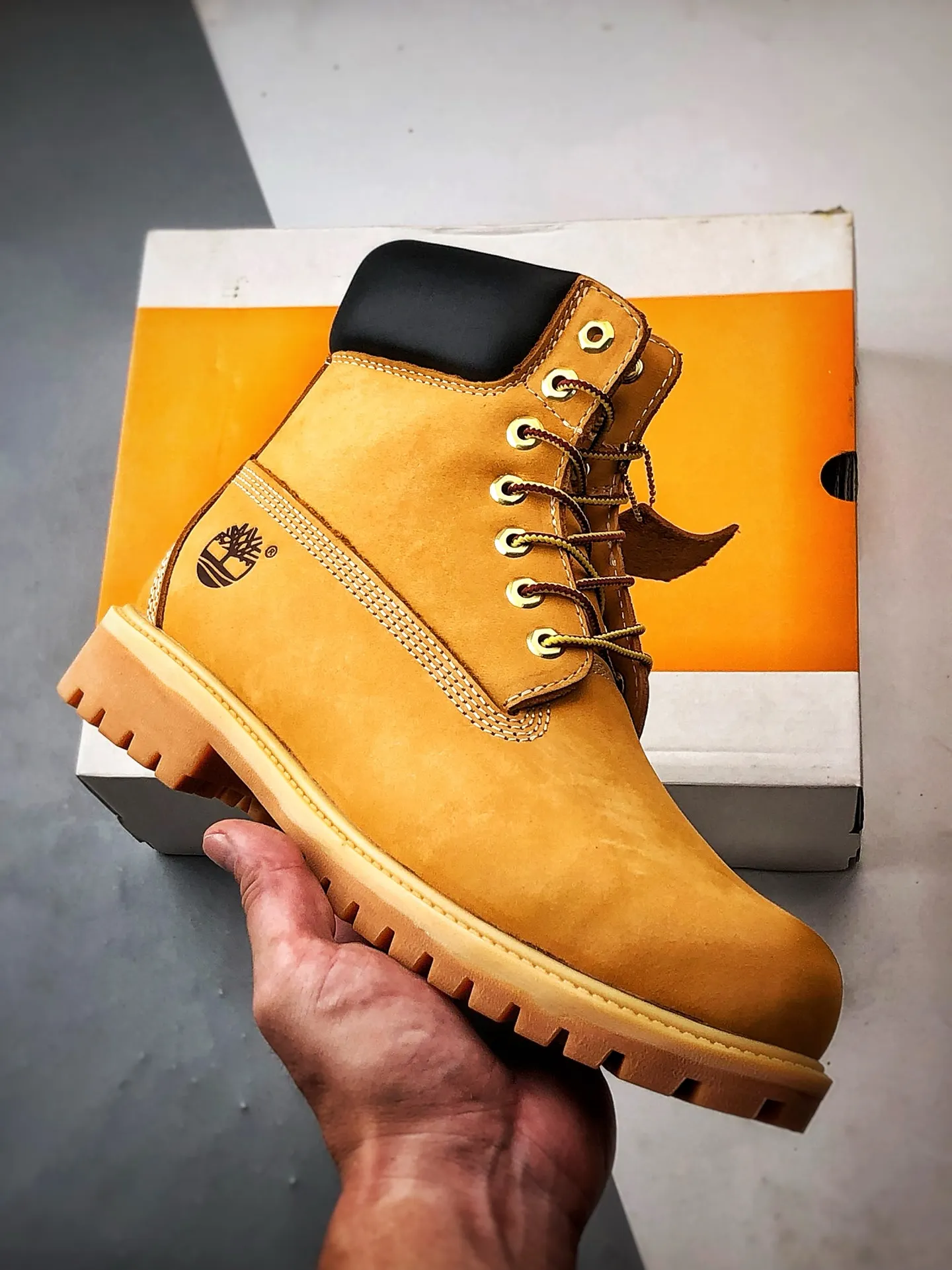 💰480 Timberland Timberland/Timberland 6 Inch Leather Boots (high cost-effective version) classic outdoor 6-inch rhubarb boots. Four-line computer stitching and the same imported first-layer nubuck leather with anti-waterproof function (all interiors are matched with genuine leather materials!!) Original consistent full nubuck leather collar, anti-fatigue shock absorption, honeycomb PU insole, lightweight non-slip rubber two-color combination sole ❗️Original hardware molded shoelace buckle Newly upgraded top-notch craftsmanship. Original factory in Zhongshan. Original imported waterproof leather. Injection molded outsole. Horizontal folding dynamic water-repellent. Original uniform fully frosted leather collar. Brand new original factory packaging shoe box. Item number: TB010061713. Female size: 35.5 36 37 37.5 38 38.5 39. Male size: 39.5 40 41 41.5 42 43 44 45 (leather shoe size)